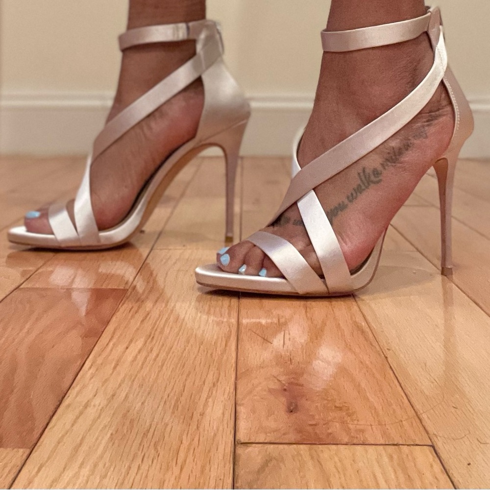 VINCE CAMUTO HEELED SATIN SANDAL